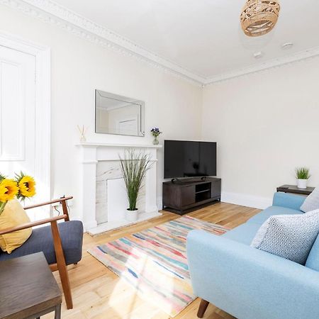 2 Bedroom Apartment On Peebles High Street Bagian luar foto
