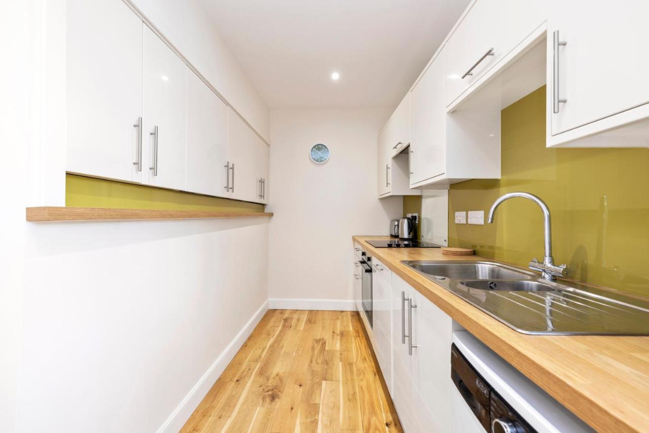 2 Bedroom Apartment On Peebles High Street Bagian luar foto