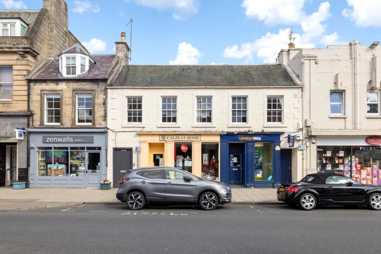 2 Bedroom Apartment On Peebles High Street Bagian luar foto