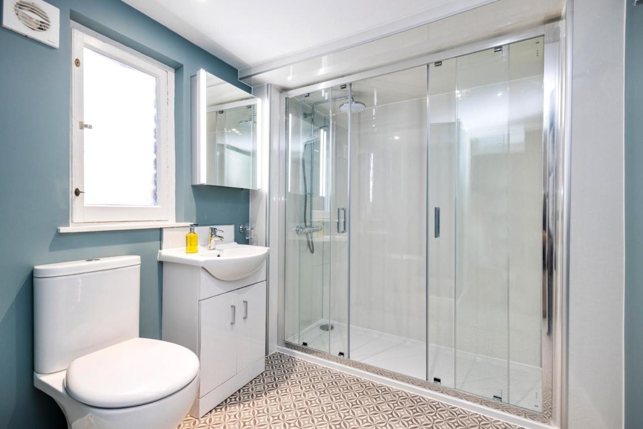 2 Bedroom Apartment On Peebles High Street Bagian luar foto