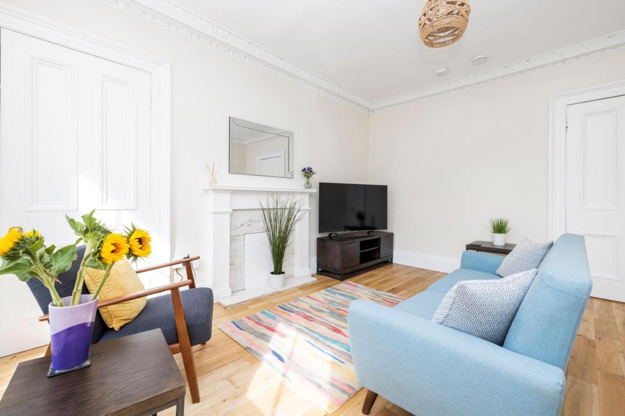 2 Bedroom Apartment On Peebles High Street Bagian luar foto