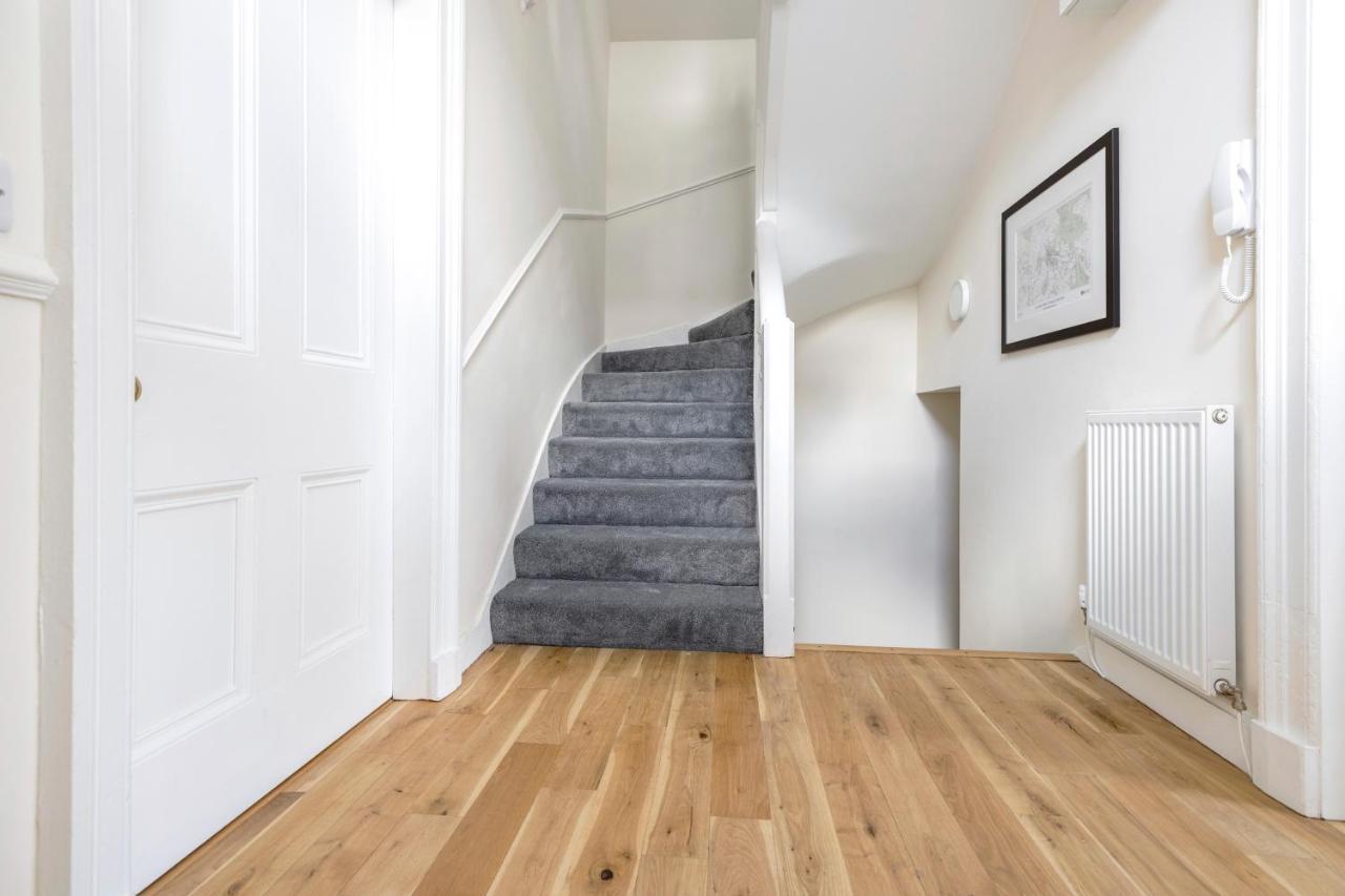 2 Bedroom Apartment On Peebles High Street Bagian luar foto