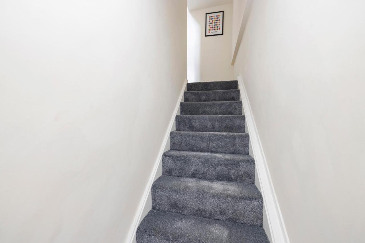 2 Bedroom Apartment On Peebles High Street Bagian luar foto